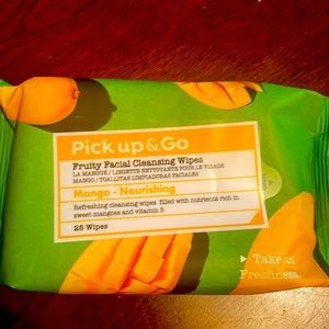 ✨NWT BUNDLE OF FACIAL WIPES MOISTURIZING AND NOURISHING!! THATS 50 FACIAL WIPES!